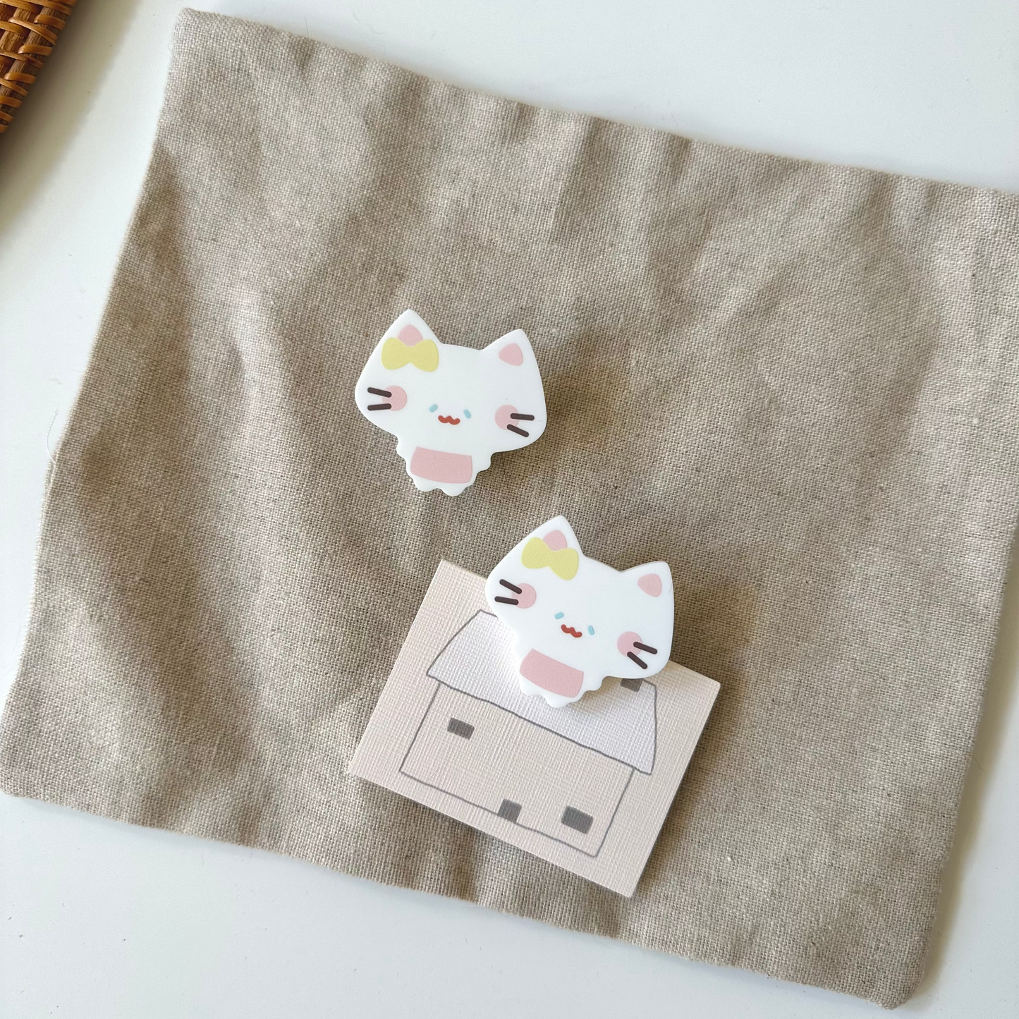 Magnetic Clip: White Cat